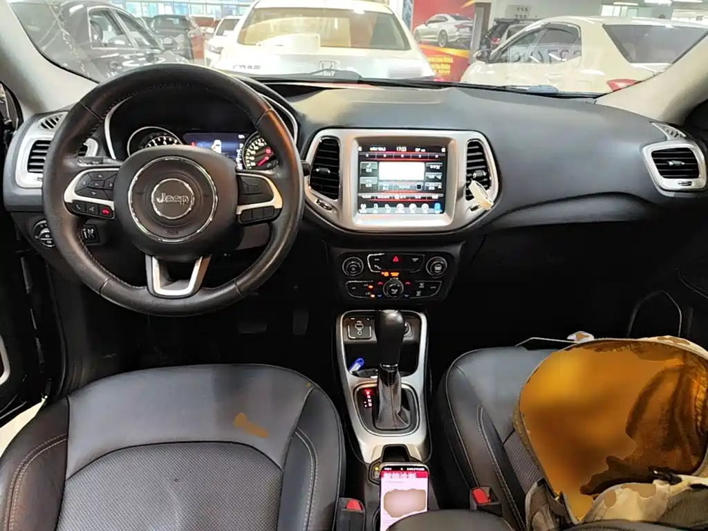 Jeep Compass 2018 — фото 10
