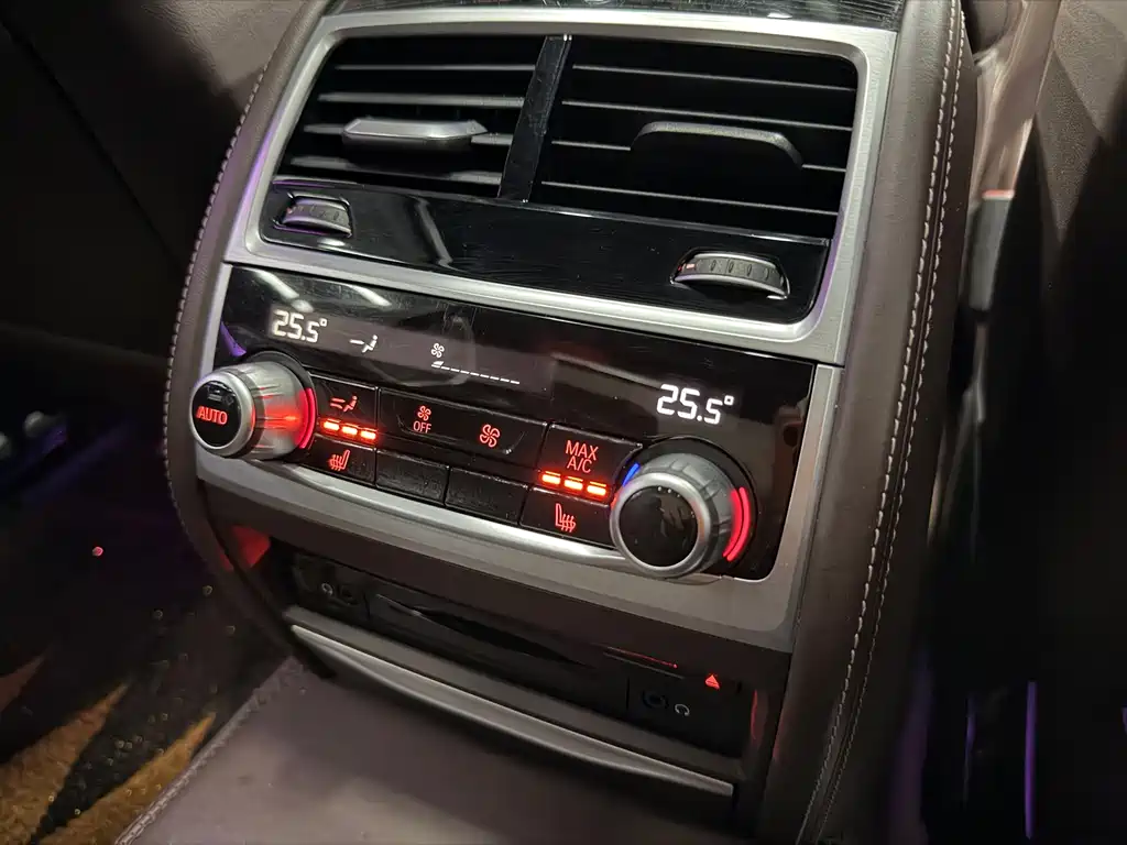 BMW 7 Series 2019 — фото 18