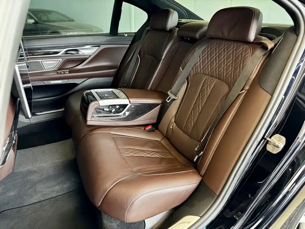 BMW 7 Series 2017 — фото 6