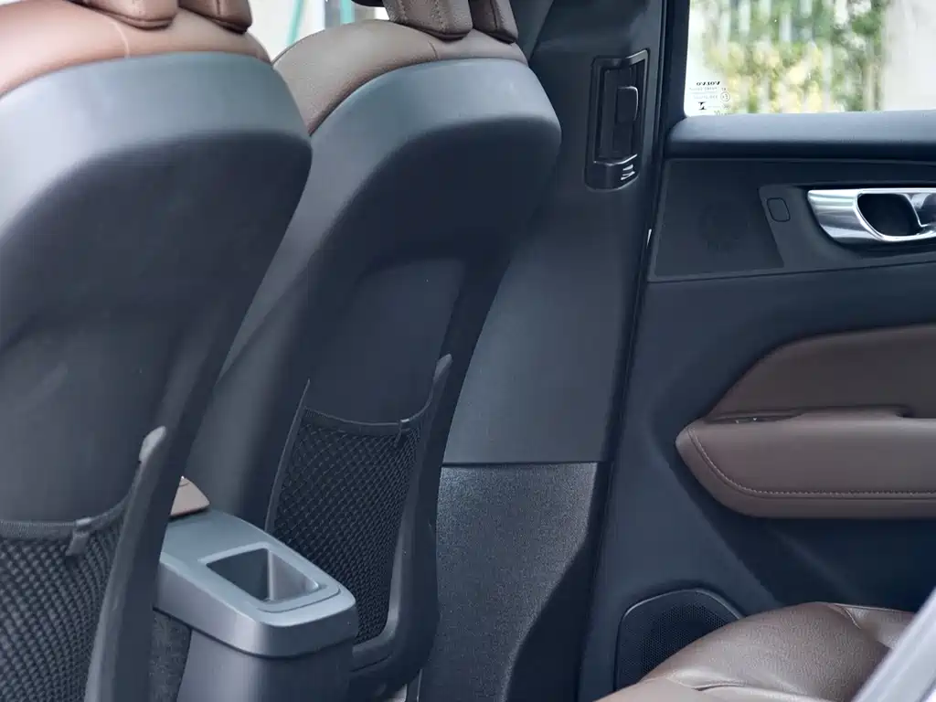 Volvo XC60 2022 — фото 12