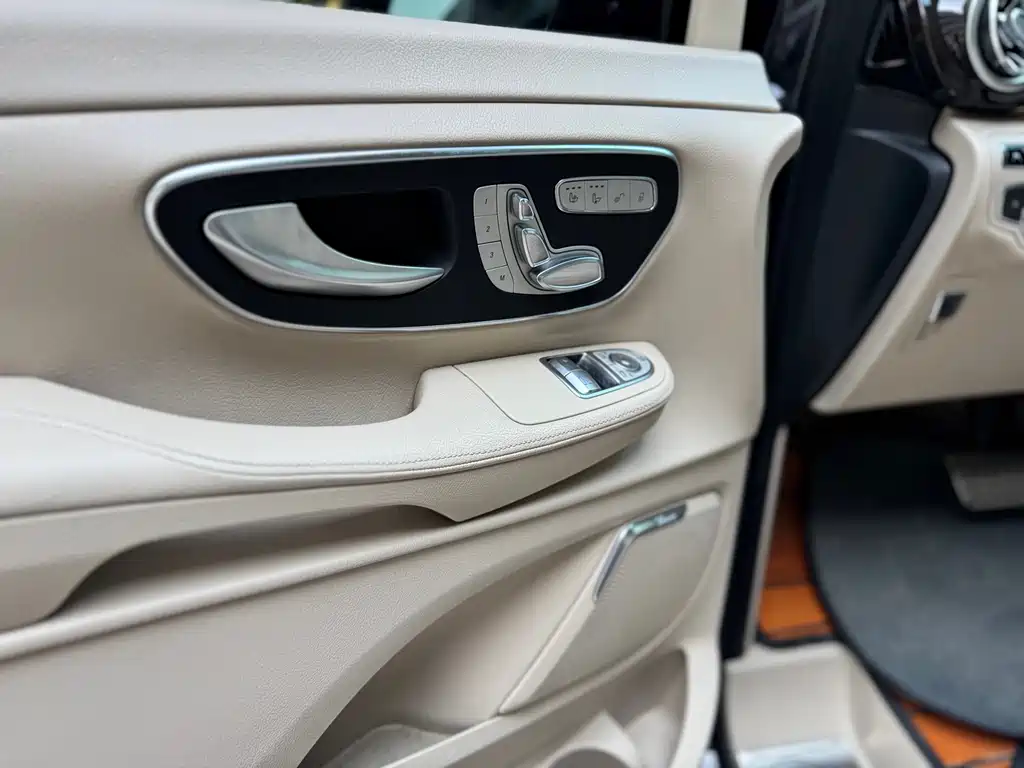 Mercedes-Benz V-Class 2017 — фото 10