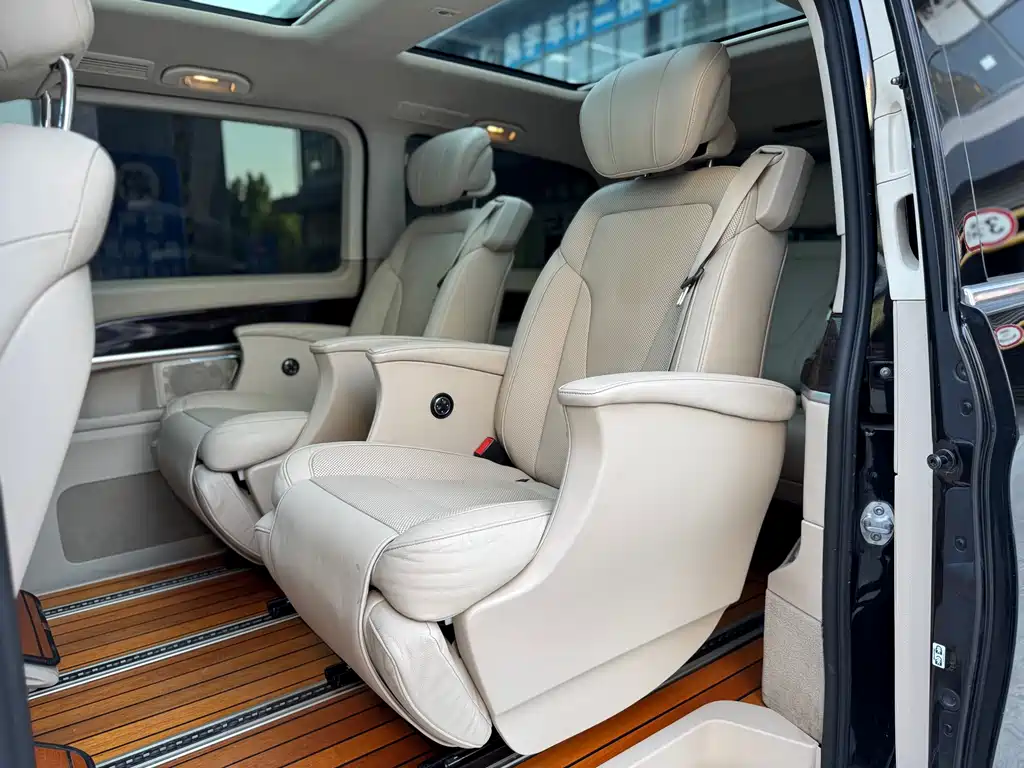 Mercedes-Benz V-Class 2017 — фото 16