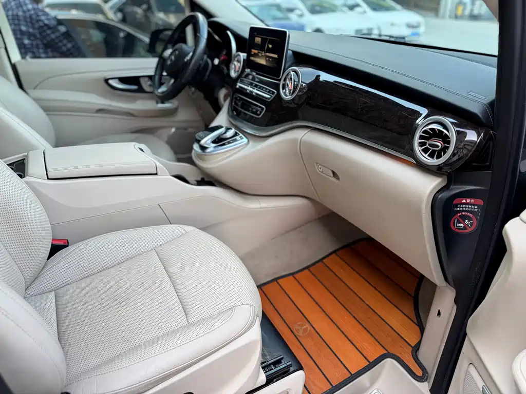 Mercedes-Benz V-Class 2017 — фото 15