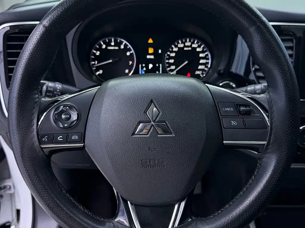 Mitsubishi Outlander 2022 — фото 16