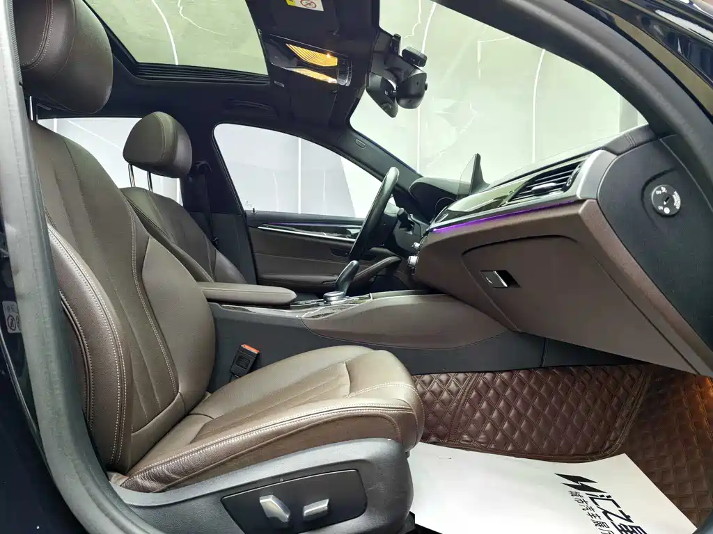 BMW 5 Series 2019 — фото 10