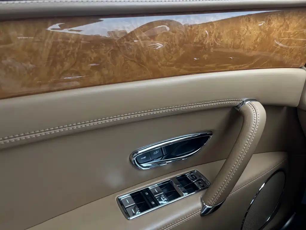 Bentley Flying Spur 2018 — фото 13