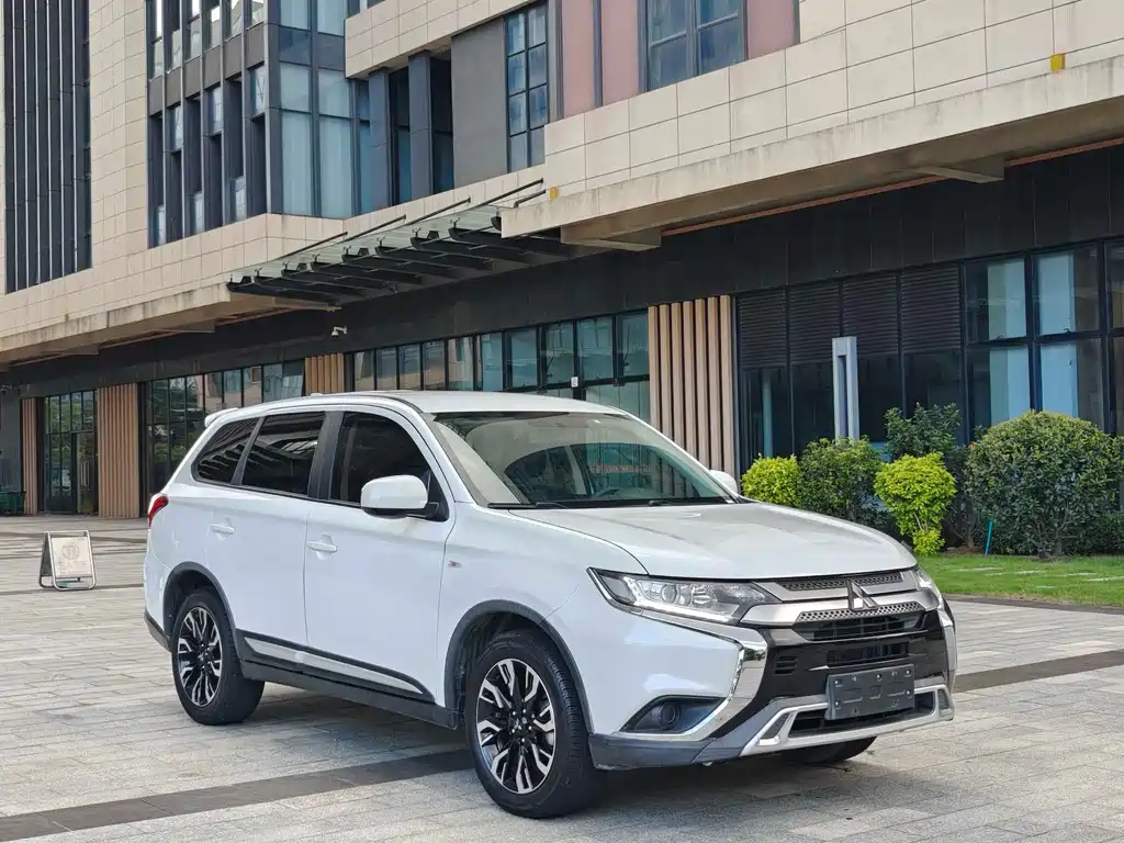 Mitsubishi Outlander 2021 — фото 1