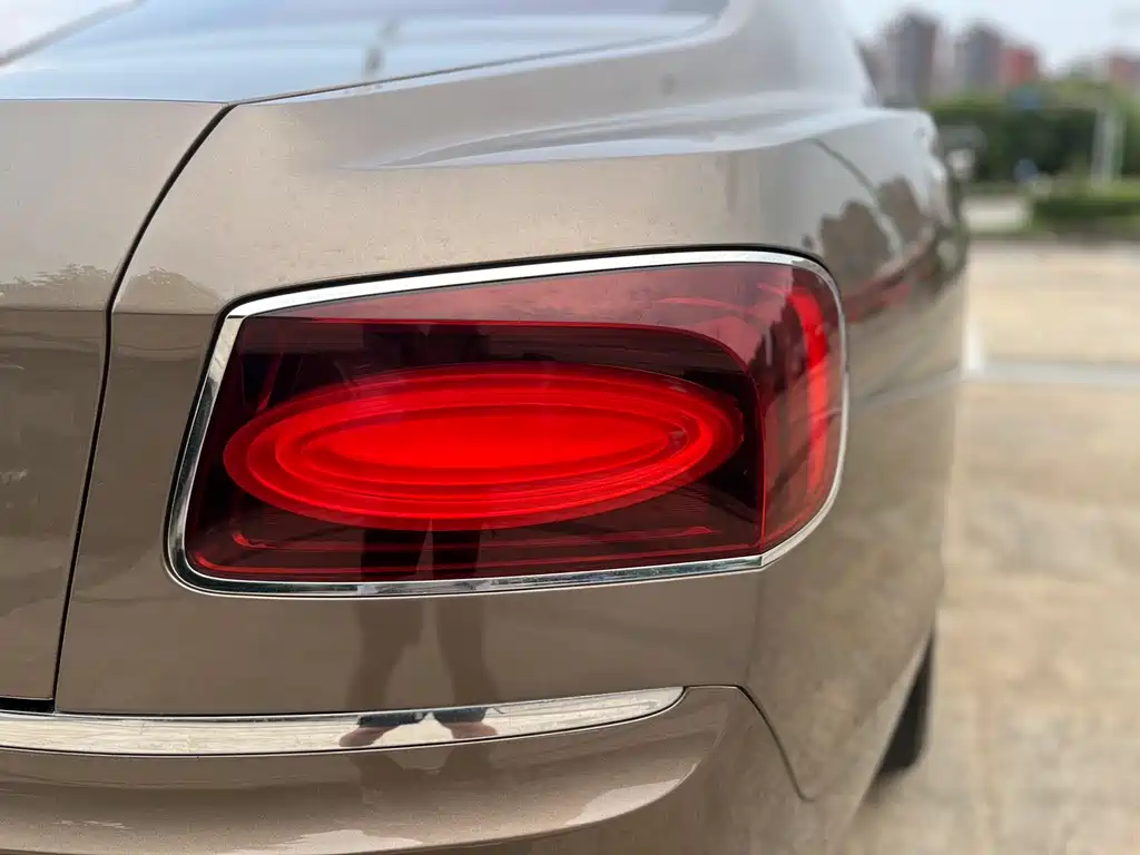Bentley Flying Spur 2018 — фото 11