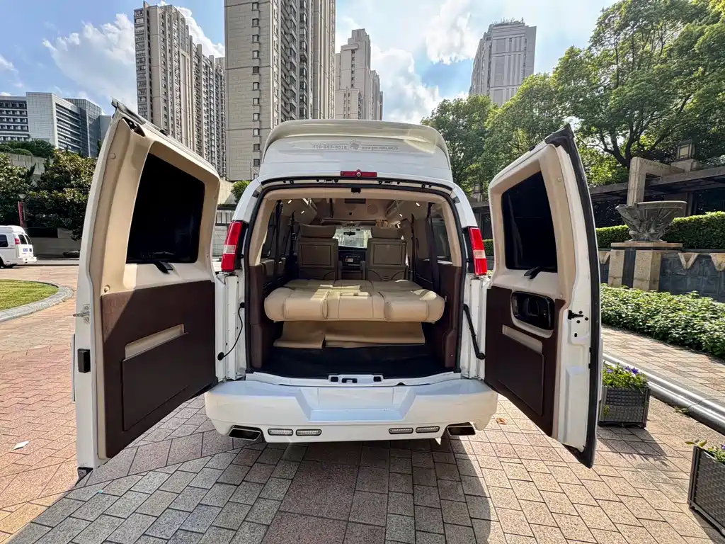 GMC Savana 2018 — фото 15