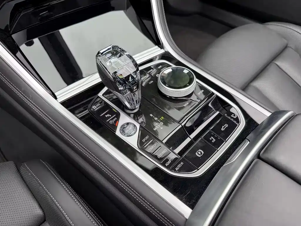 BMW 8 Series 2025 — фото 16