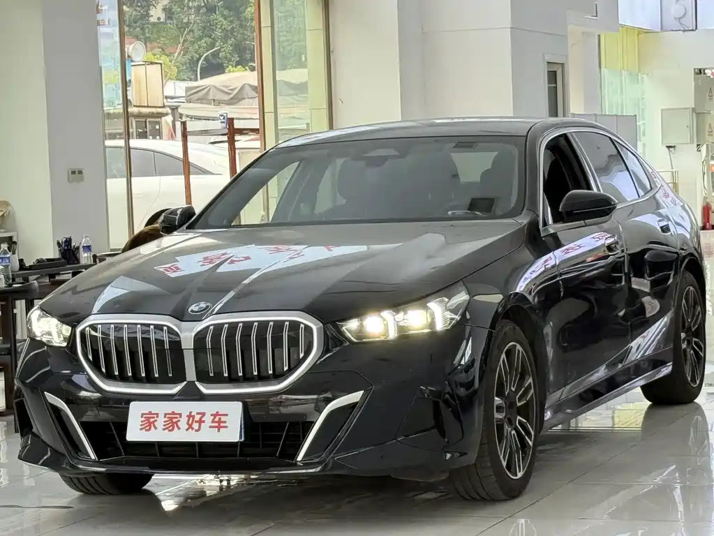 BMW 5 Series 2025 — фото 1