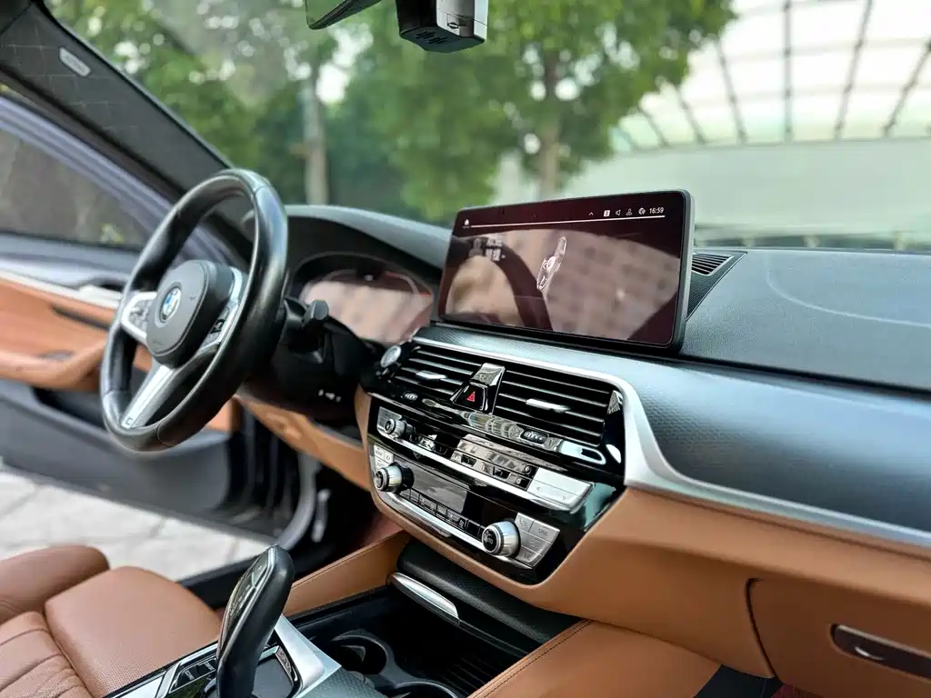 BMW 5 Series 2021 — фото 15