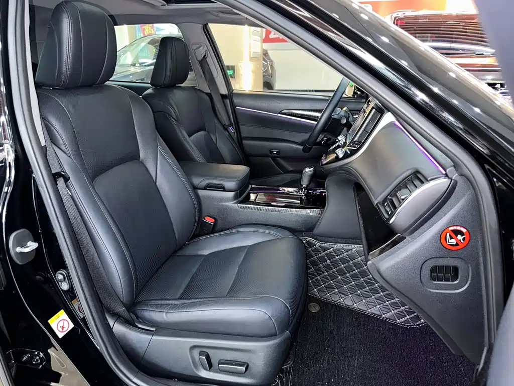 Toyota Crown 2017 — фото 13