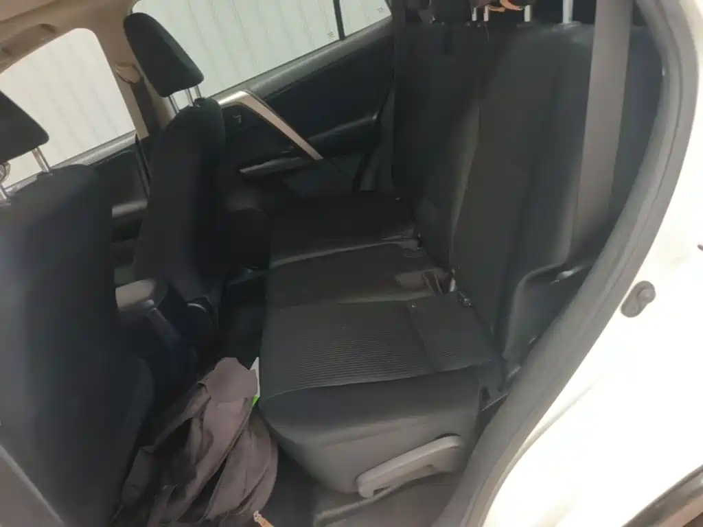 Toyota RAV4 2018 — фото 13