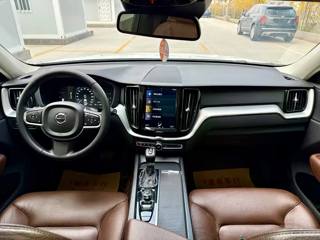 Volvo XC60 2020 — фото 23