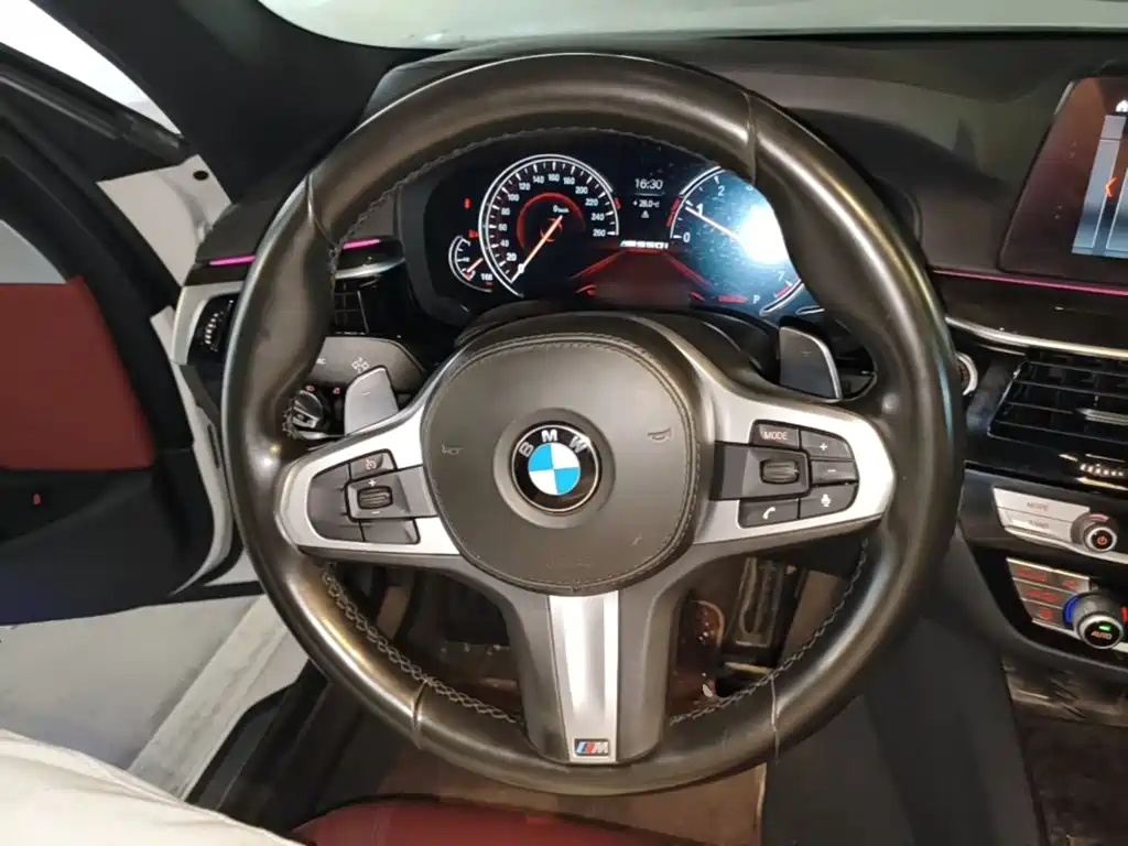BMW 5 Series 2018 — фото 11