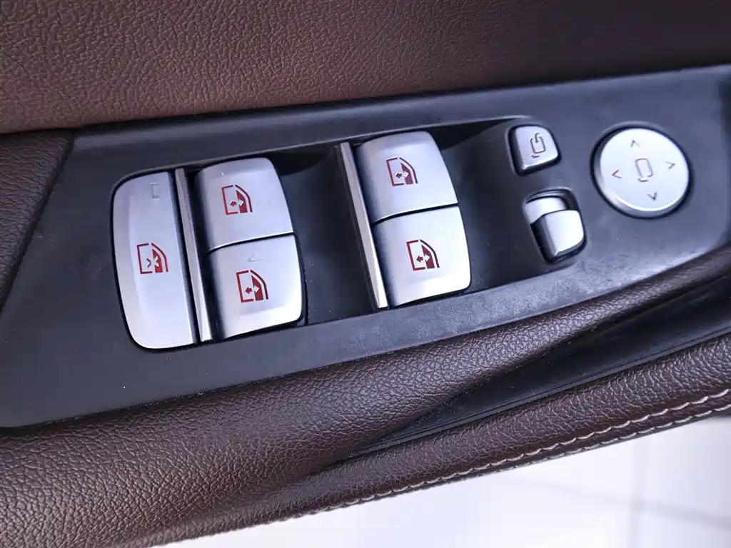 BMW 5 Series 2023 — фото 17