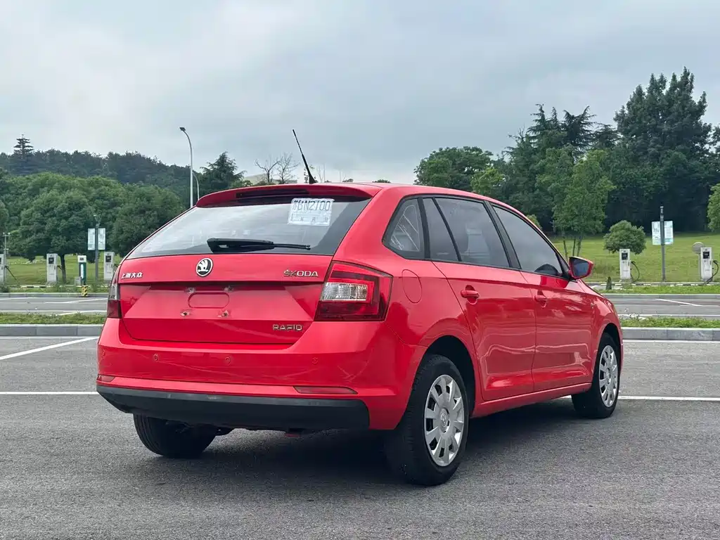 Skoda Rapid Spaceback 2014 — фото 4
