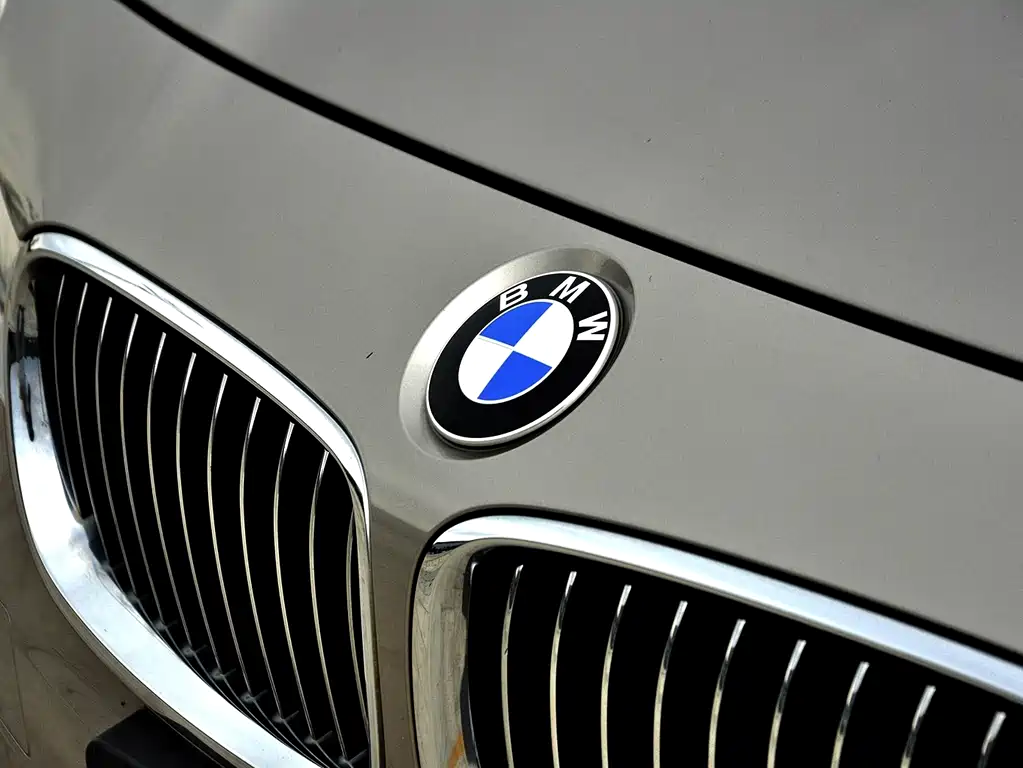 BMW 3 Series 2018 — фото 8