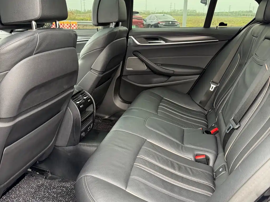 BMW 5 Series 2022 — фото 15