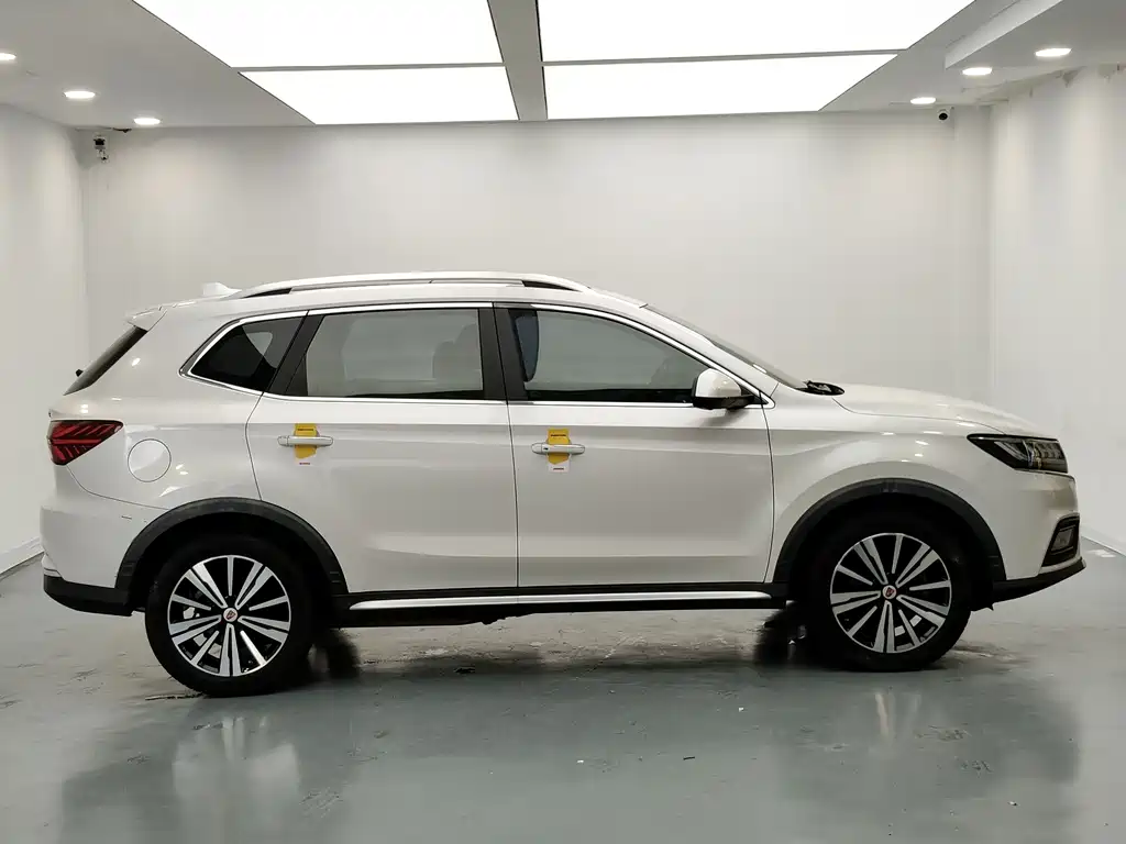 Roewe RX5 New Energy 2017 — фото 9