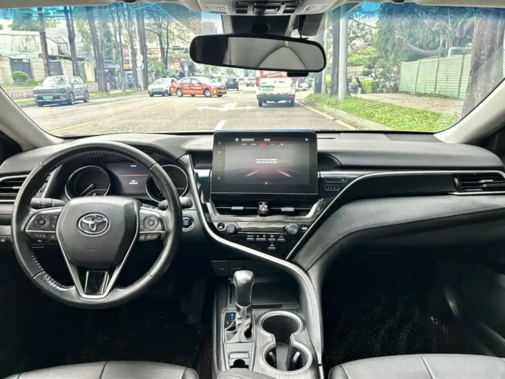 Toyota Camry 2022 — фото 3