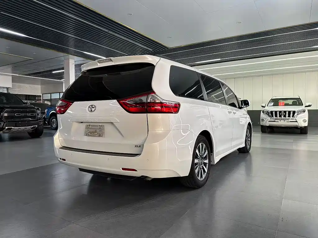 Toyota Sienna 2020 — фото 9
