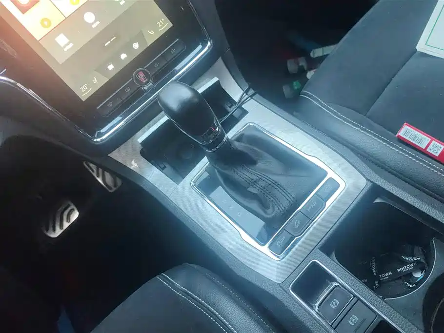 Roewe RX5 New Energy 2017 — фото 16