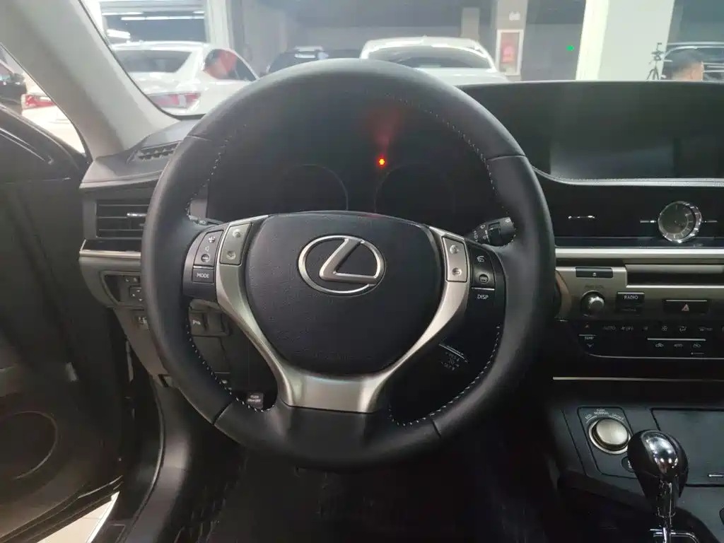 Lexus ES 2015 — фото 15