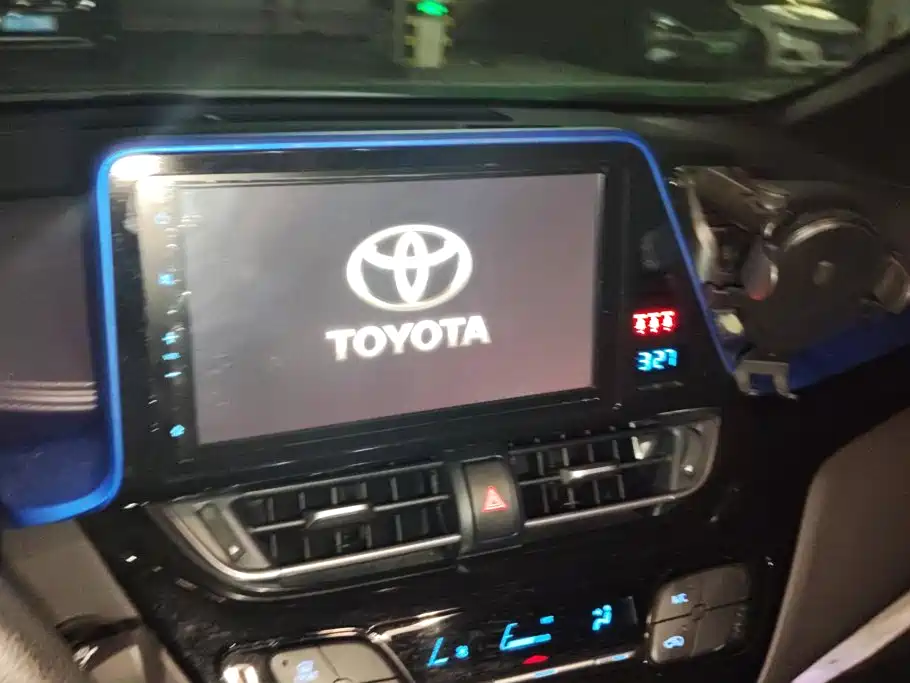 Toyota C-HR 2020 — фото 13
