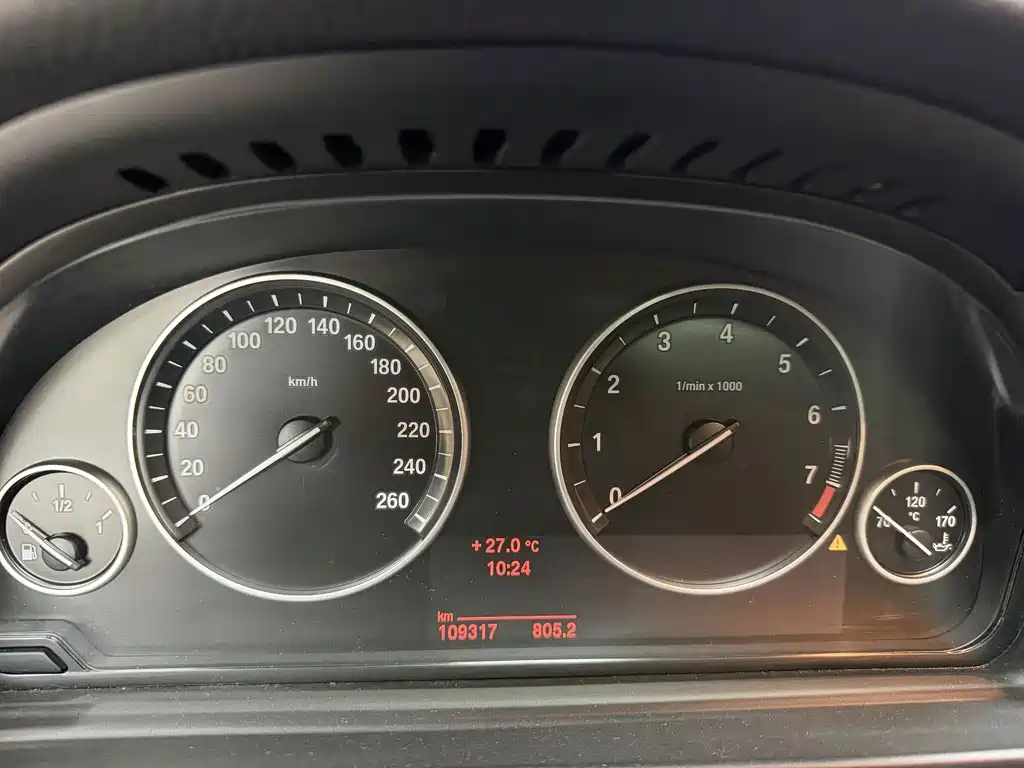 BMW 5 Series 2015 — фото 20