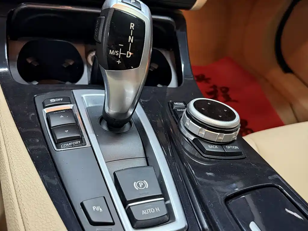 BMW 5 Series 2015 — фото 18