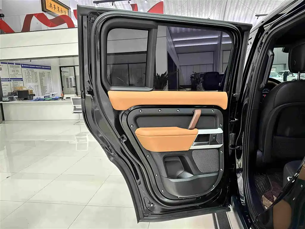 Land Rover Defender 2024 — фото 25
