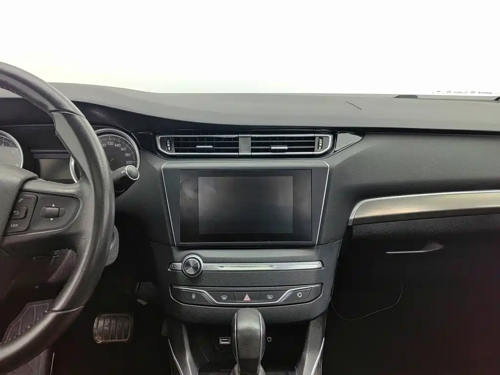 Peugeot 408 2017 — фото 12