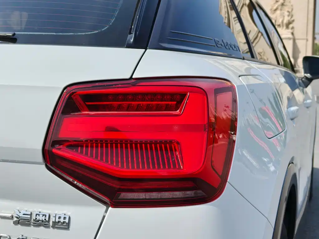 Audi Q2L E-Tron 2020 — фото 10