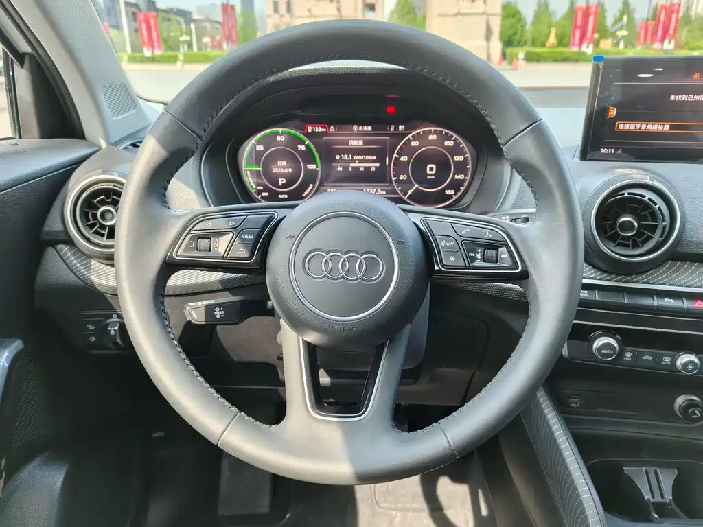 Audi Q2L E-Tron 2020 — фото 19
