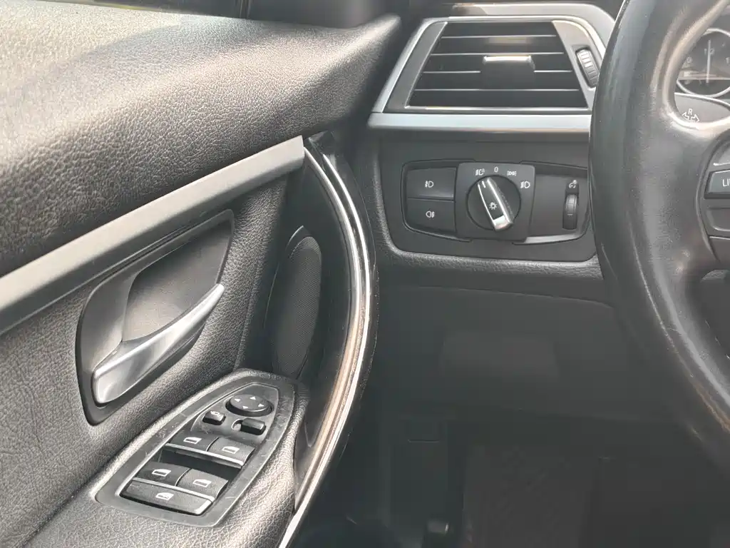 BMW 3 Series 2017 — фото 17