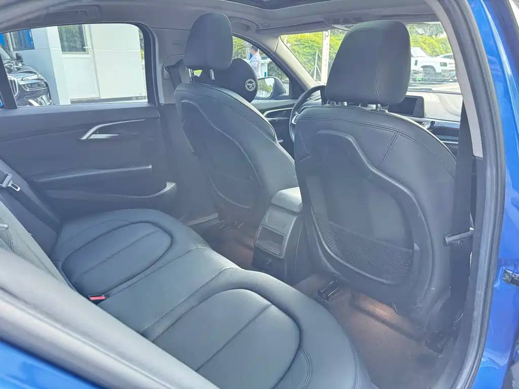 BMW 1 Series 2018 — фото 10