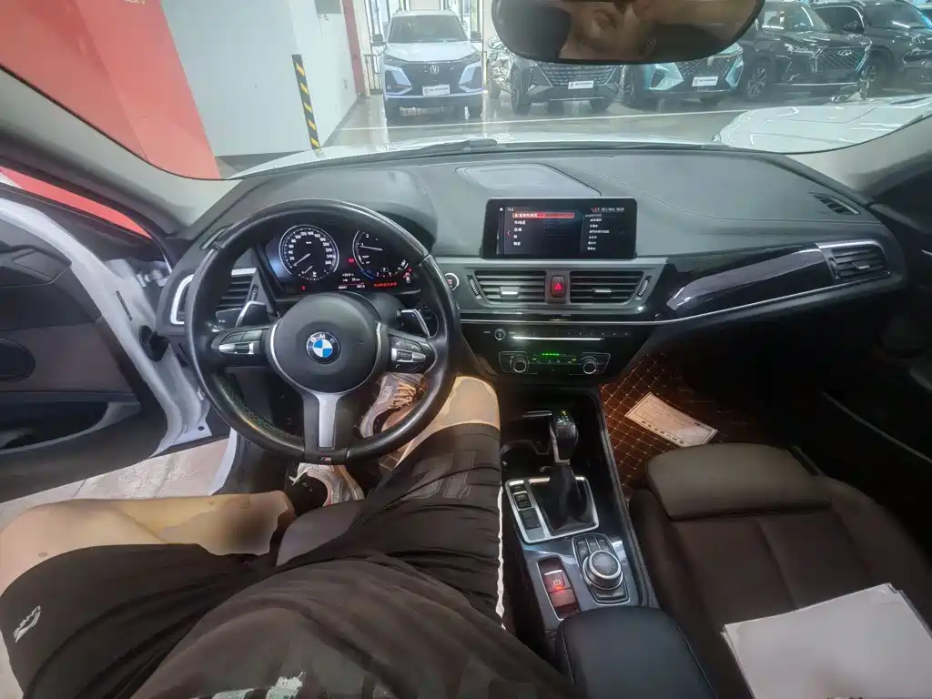 BMW 1 Series 2019 — фото 10
