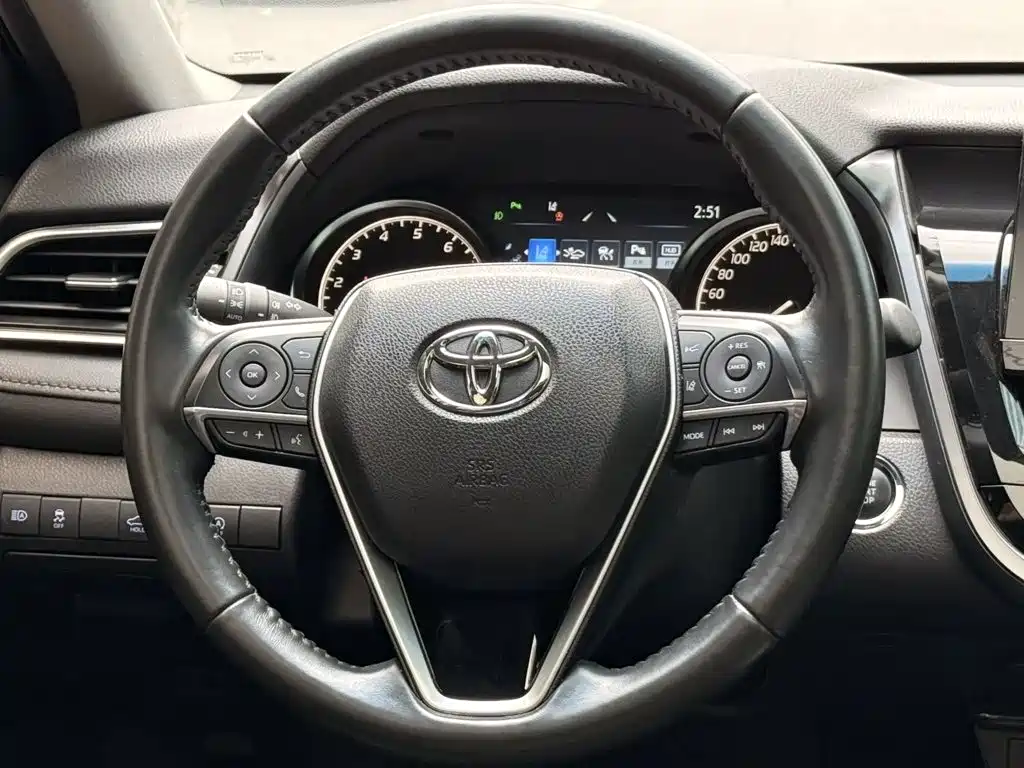 Toyota Camry 2023 — фото 6
