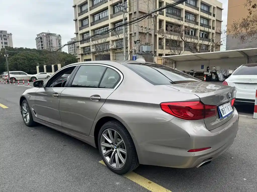 BMW 5 Series 2018 — фото 9