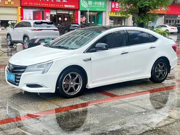 Luxgen Na5 2016