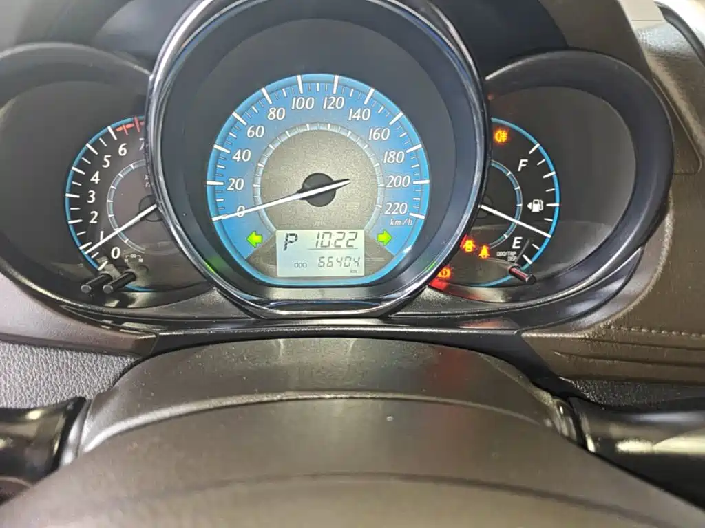 Toyota Yaris L 2016 — фото 12