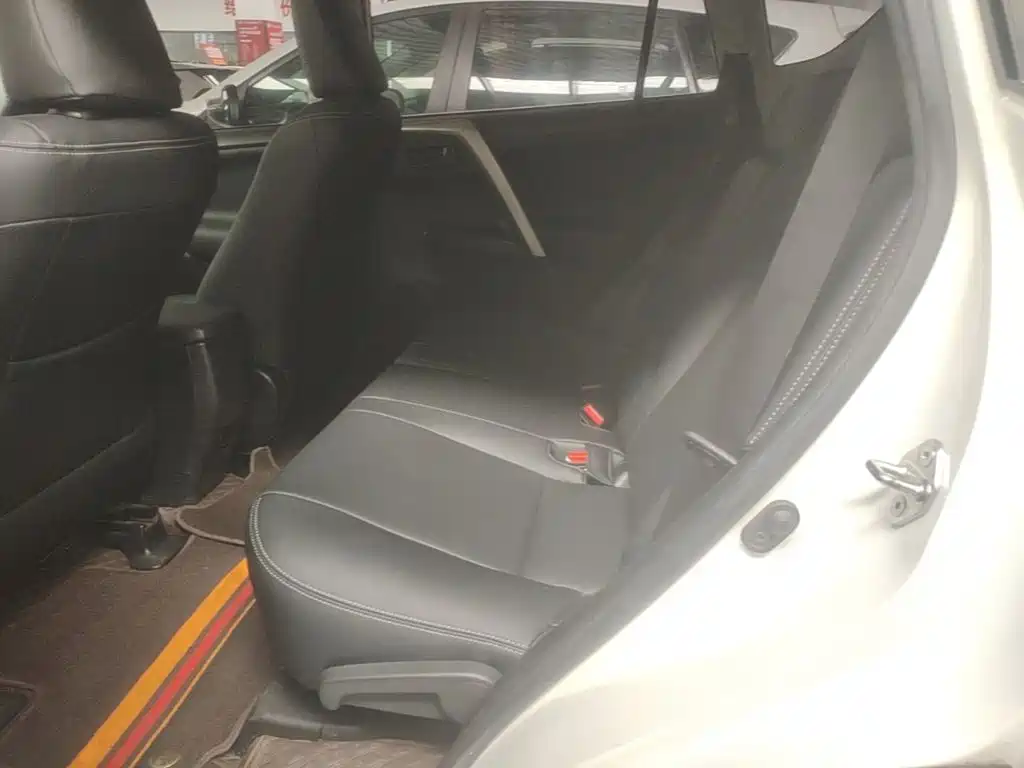 Toyota RAV4 2018 — фото 17
