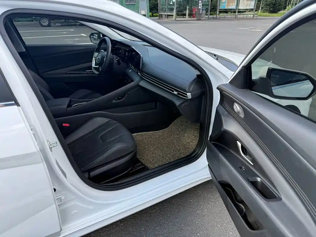Hyundai Elantra 2023 — фото 12
