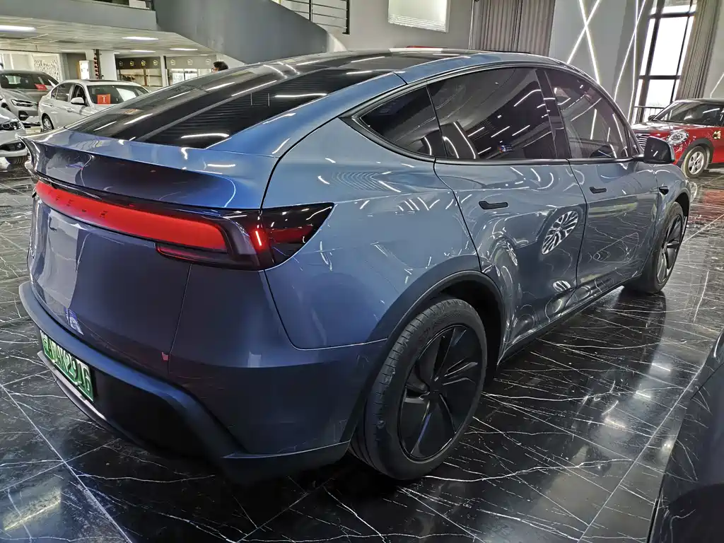 Tesla Model Y 2025 — фото 4