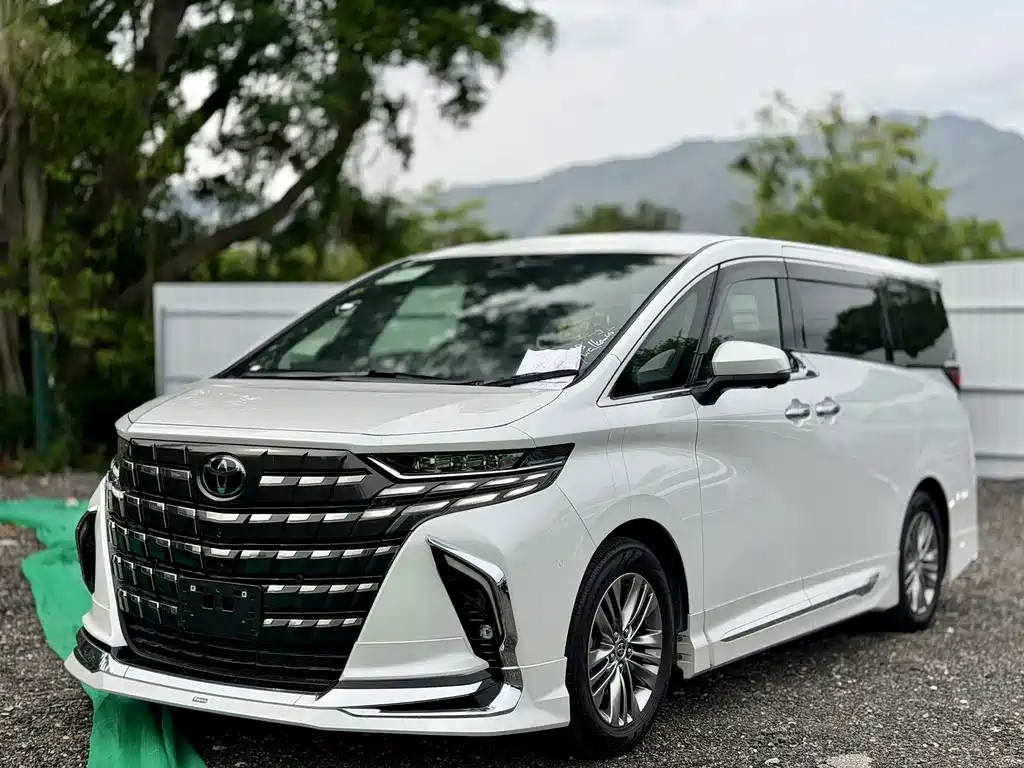 Toyota Alphard 2026 — фото 1