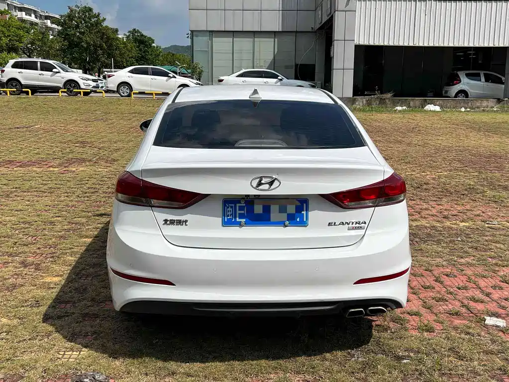 Hyundai Elantra 2019 — фото 8