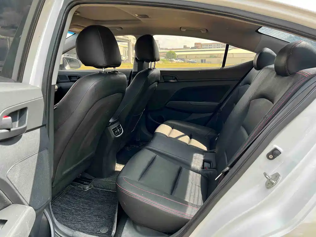 Hyundai Elantra 2019 — фото 6
