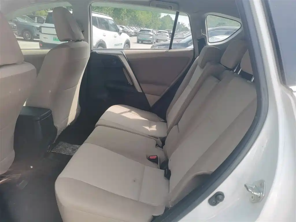 Toyota RAV4 2015 — фото 17
